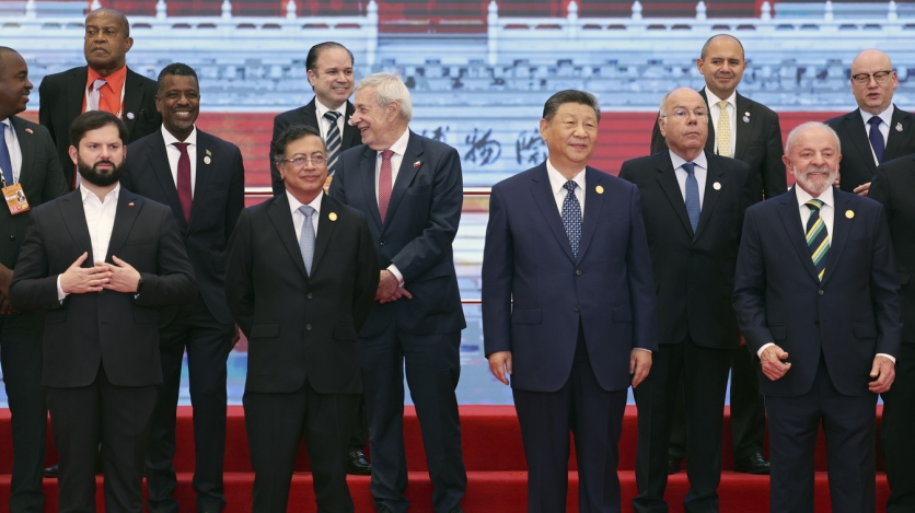 (L-R) Presidents Gabriel Boric (Chile), Gustavo Petro (Colombia), Xi Jinping (China), and Luiz Ignacio Lula da Silva (Brazil) stand on a raised stage with other CELAC leaders.