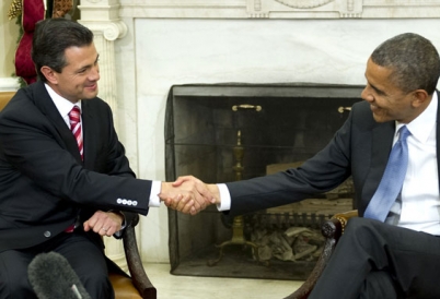US President Obama and Mexican President Pena Nieto shake hands.